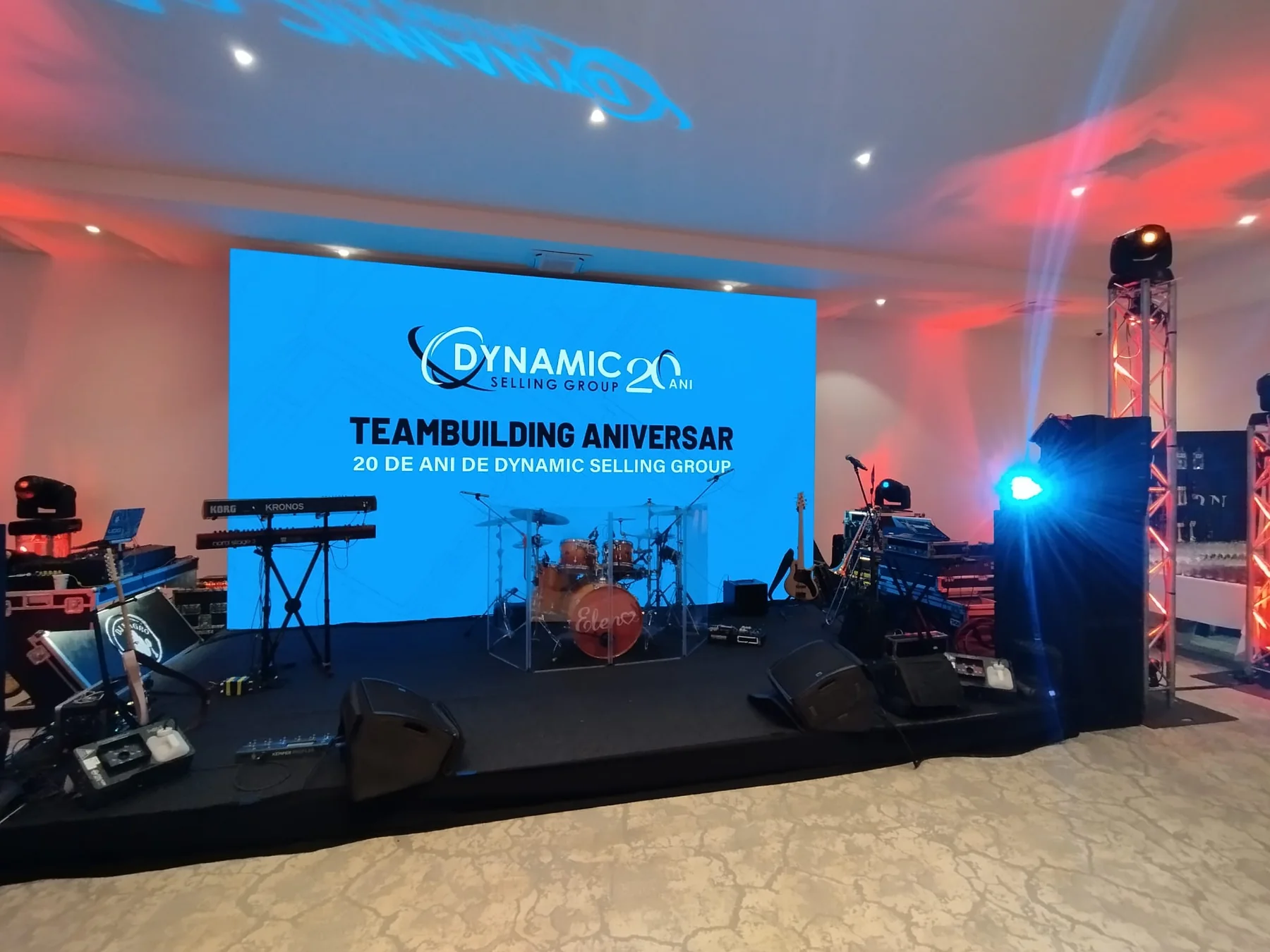 Dynamic Selling Group anniversary stage in Sinaia under red and blue event lighting.