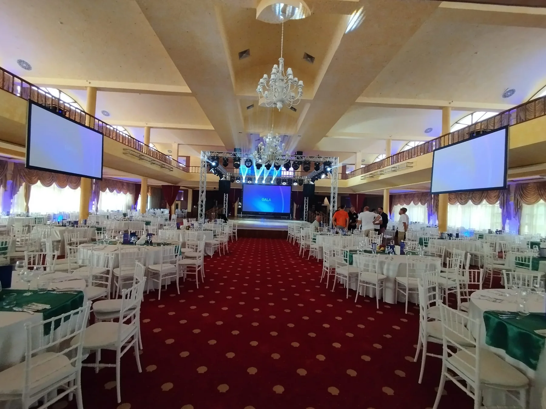 Banquet hall at Restaurant Scoica in Năvodari with projection screens and event seating.