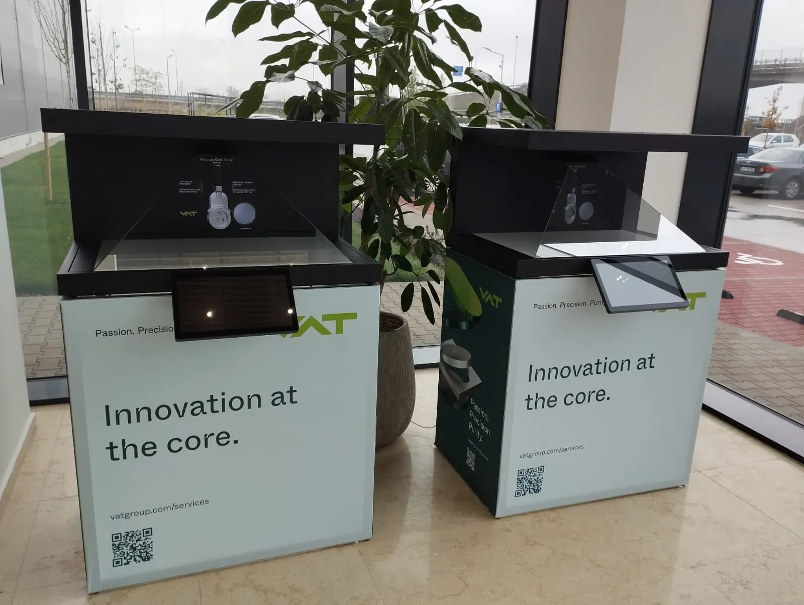 Dreamoc XL5 and Smart Frame installation displaying custom 3D content for VATGroup in Arad.