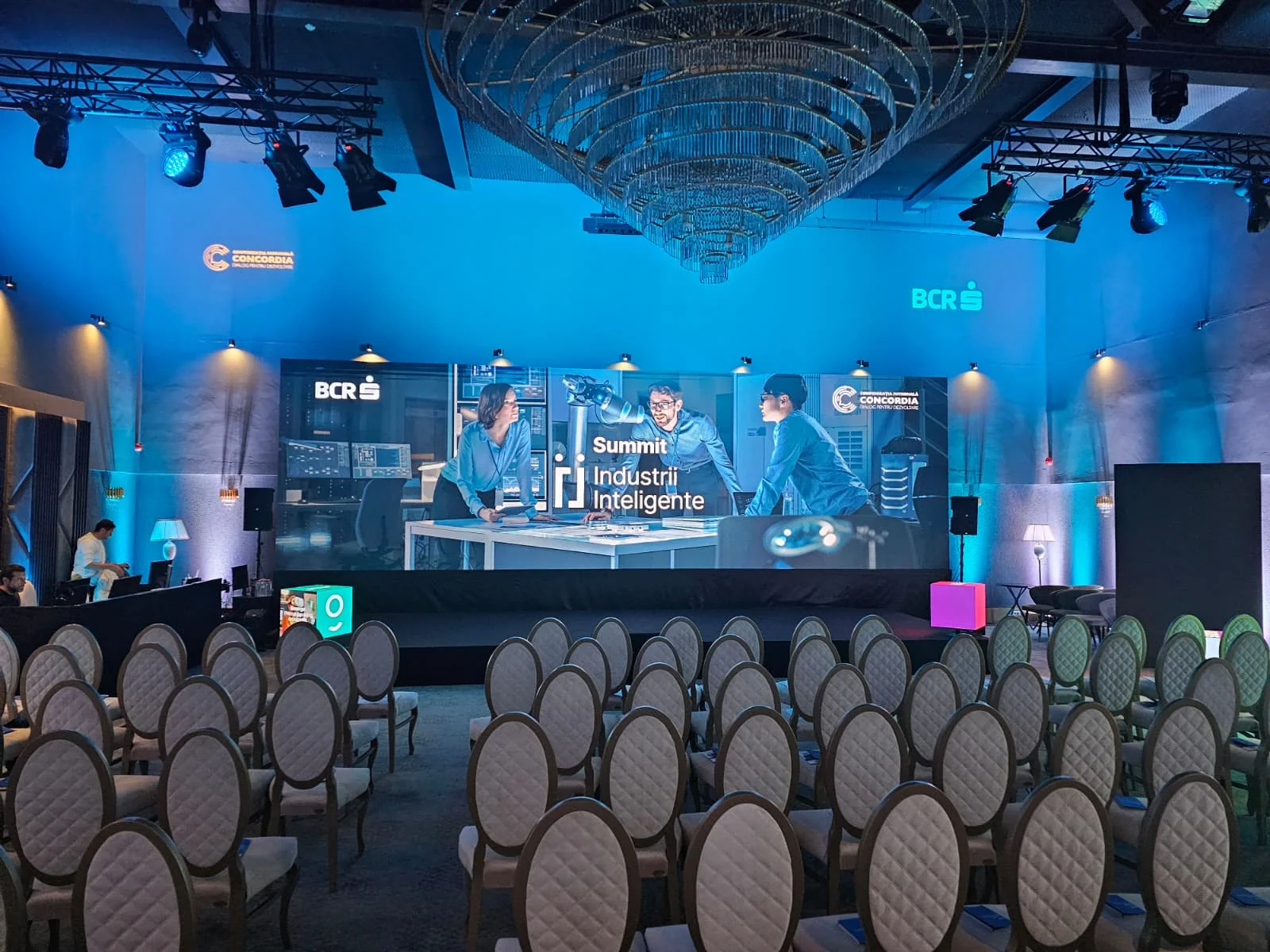 Smart Industries Summit stage with a large LED screen and blue event lighting at Hotel Elexus Poiana Brașov.