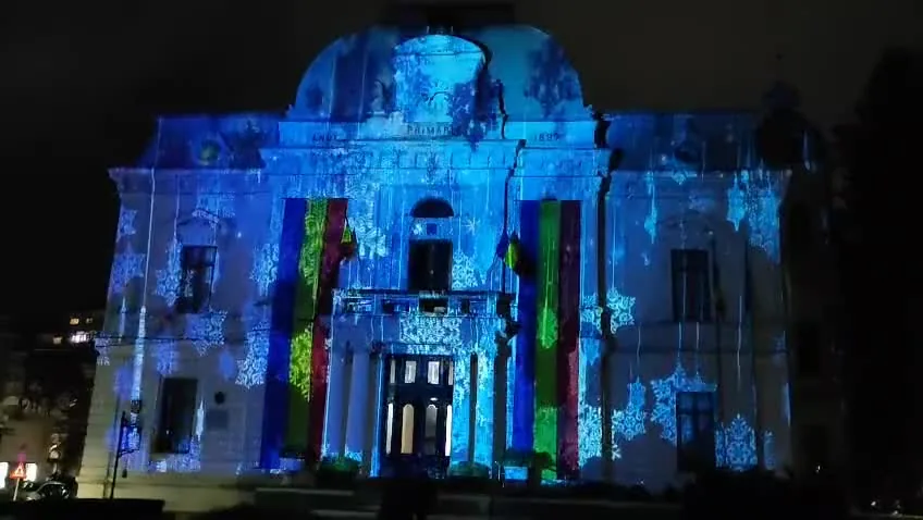 Video poster showing dynamic 3d projection across the city hall facade for Dynamic 3D projection + content at City Hall Târgoviște in Târgoviște.