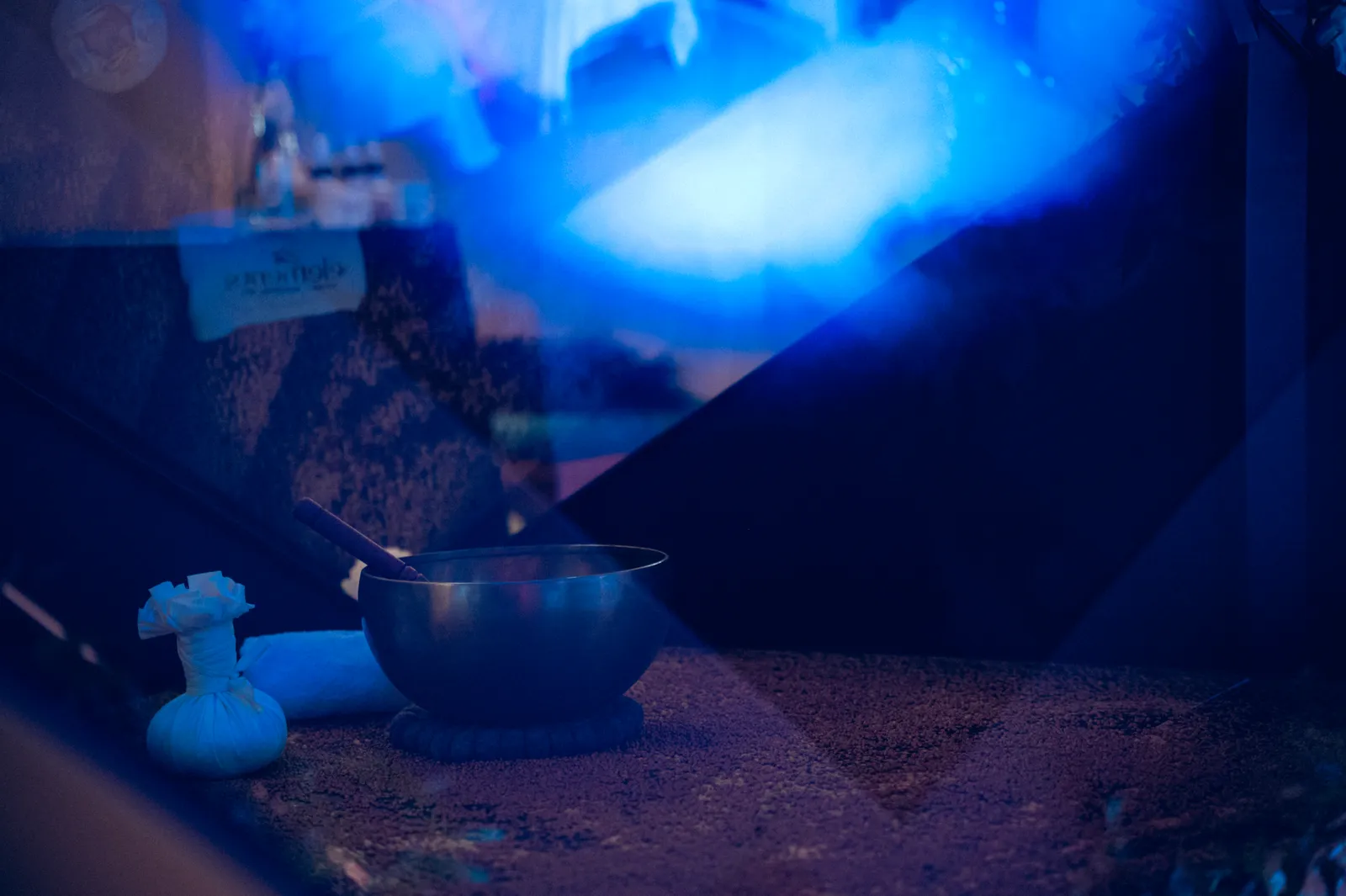 Inside the diamond: real sand, ceramic bowls and the printed sand motif under hologram light