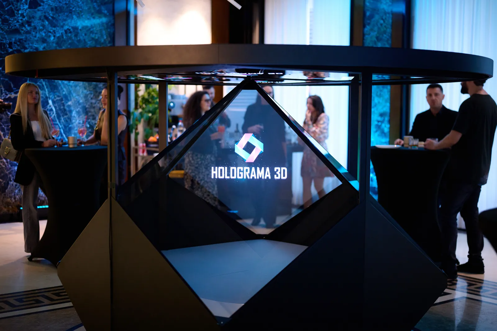 The Dreamoc Diamond in the lounge, still showing the Holograma 3D identity